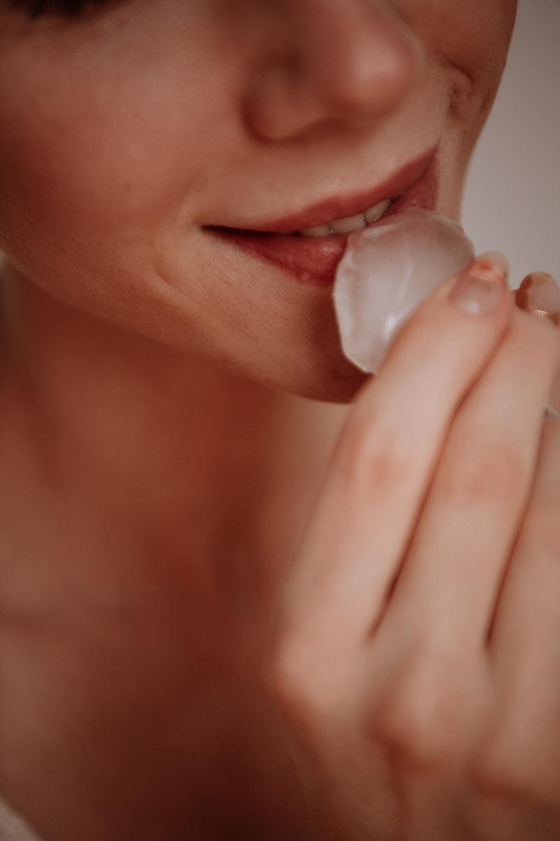 applying-ice-on-lips--by-Anastasija-Thirsty-for-tan