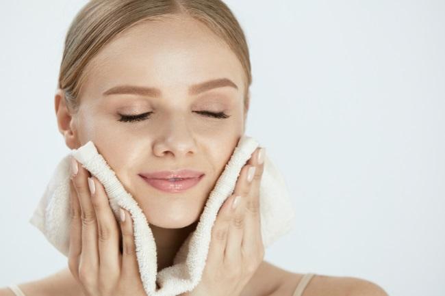 Does Exfoliating Help Dry Skin featured