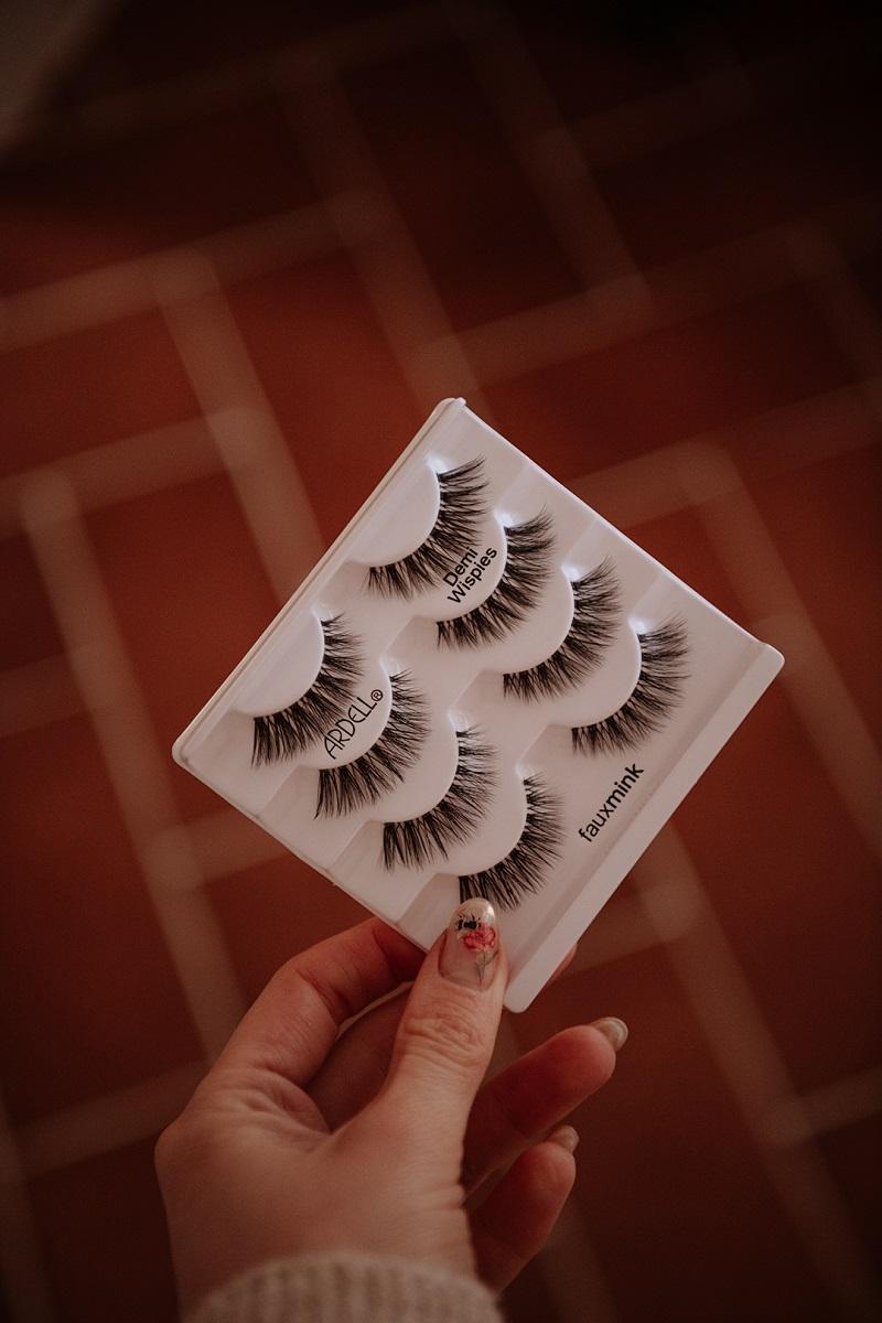 fake lashes by Anastasija Thirsty for tan