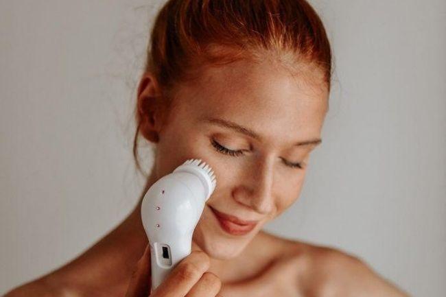 Best & Safest Exfoliating Tools for Your Face A List featured